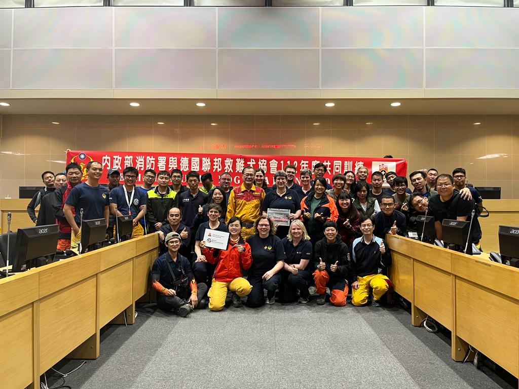 BRH Ausbilder mit Einsatzkräften aus Taiwan